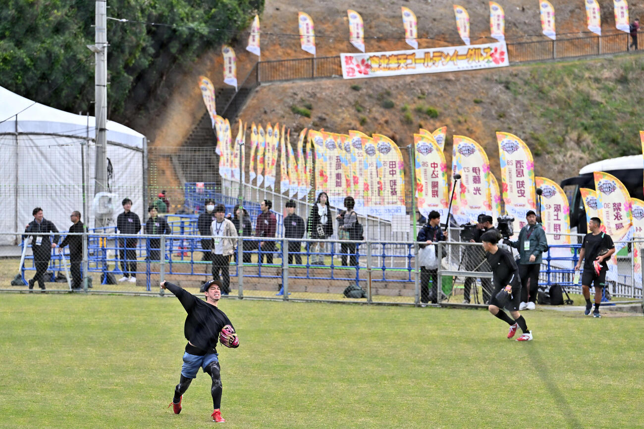 自主トレでキャッチボールする楽天前田健（撮影・滝沢徹郎）