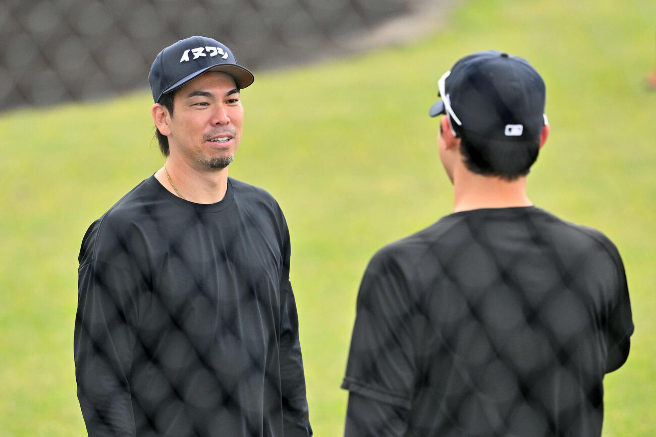 自主トレする楽天前田健（左）は古巣のデトロイトタイガースの帽子をかぶった内に話しかける（撮影・滝沢徹郎）