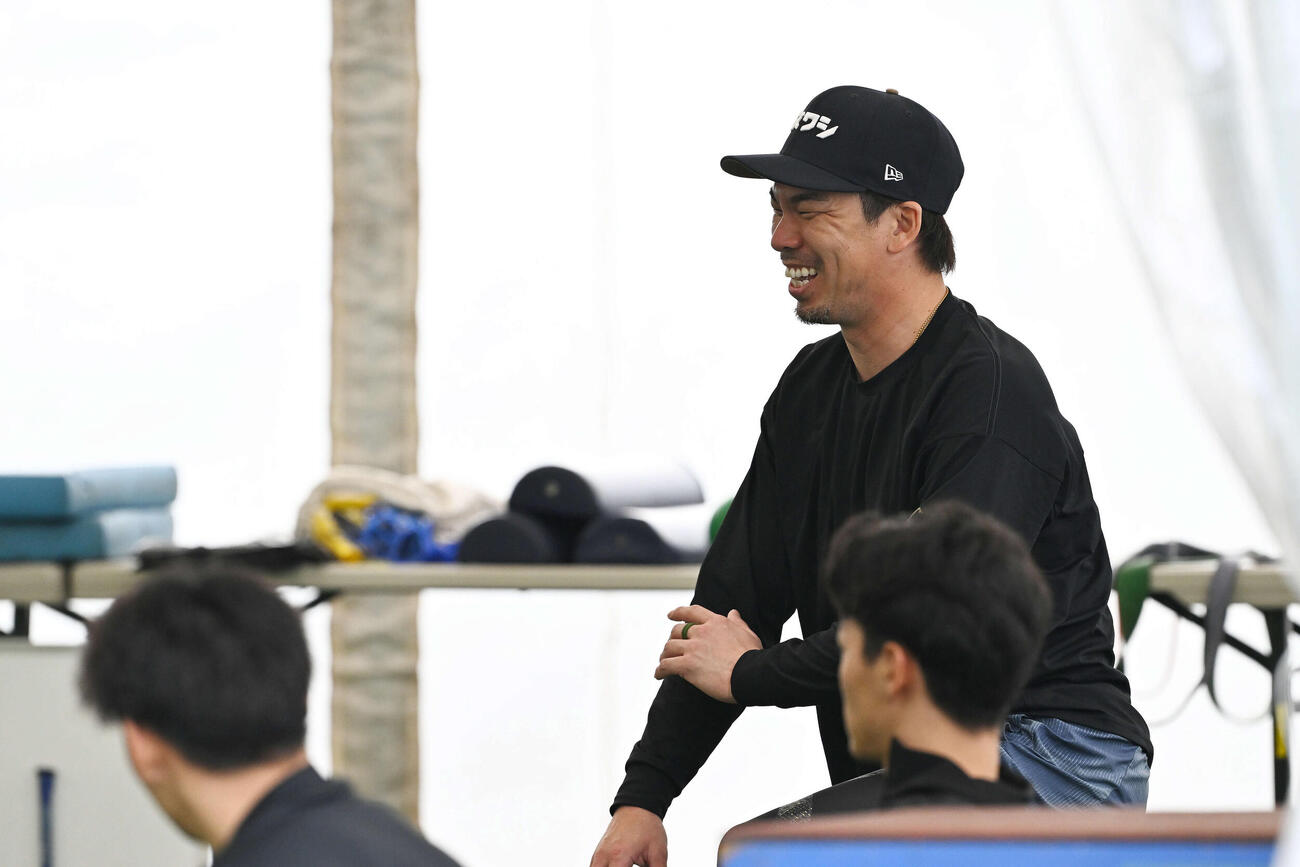 自主トレでチームメートと談笑する楽天前田健（後方）（撮影・滝沢徹郎）
