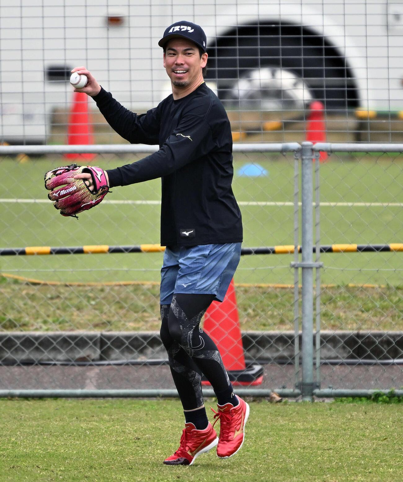 自主トレでキャッチボールする楽天前田健（撮影・滝沢徹郎）
