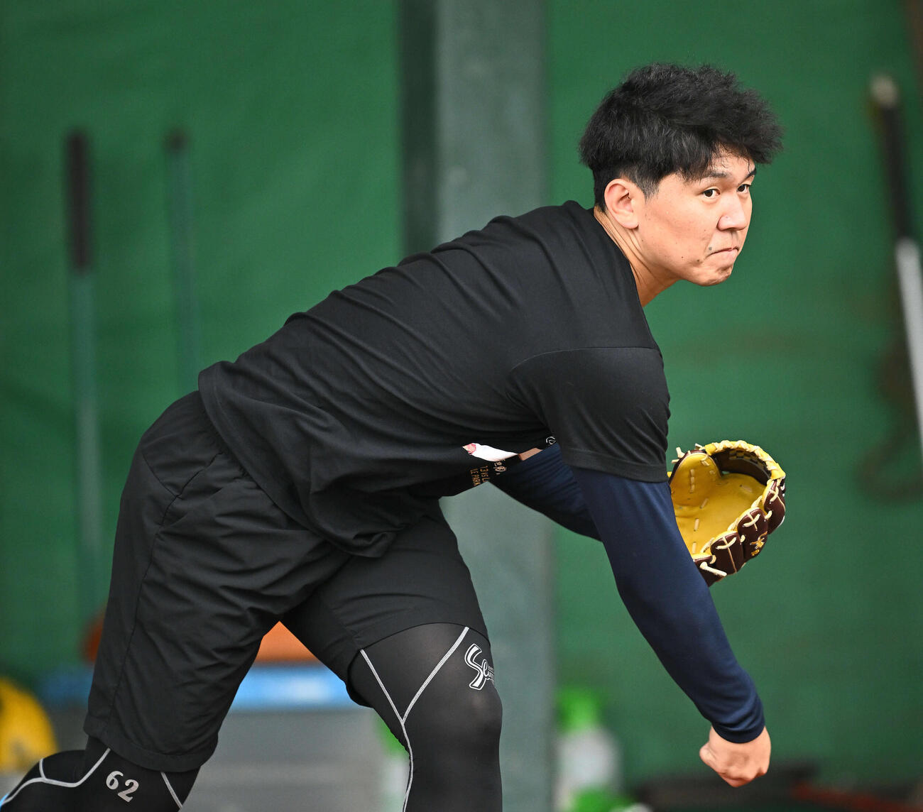 自主トレでブルペン投球する楽天西口（撮影・滝沢徹郎）