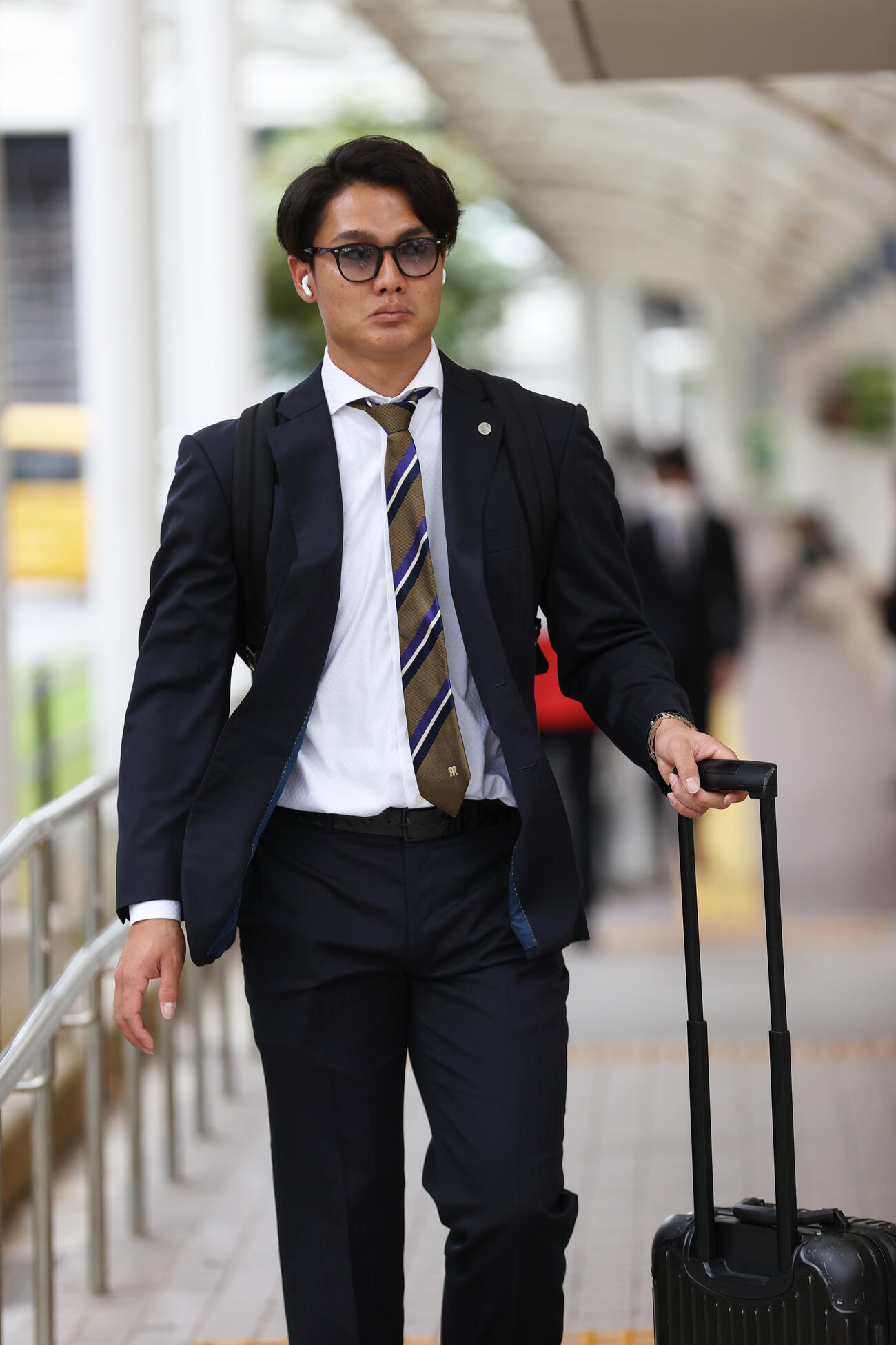 那覇空港に到着した阪神西純（撮影・上山淳一）