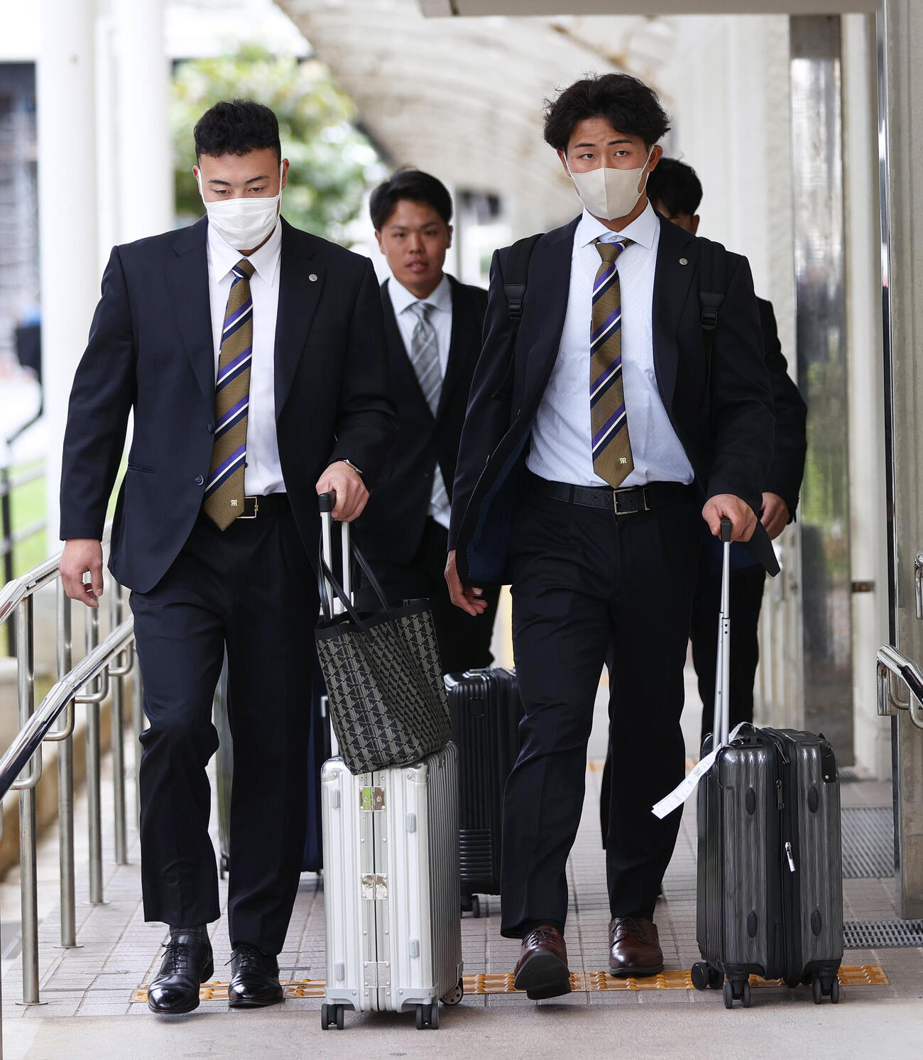 那覇空港に到着した阪神佐野（左）と戸井（撮影・上山淳一）