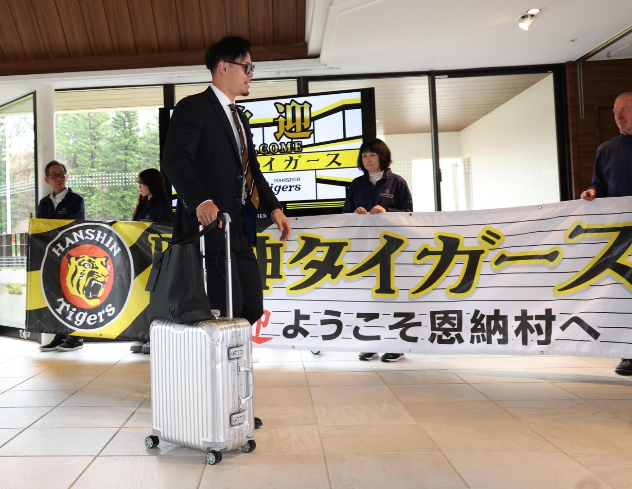 キャンプ宿舎に到着した阪神佐藤輝明（撮影・西尾就之）=2026年1月31日
