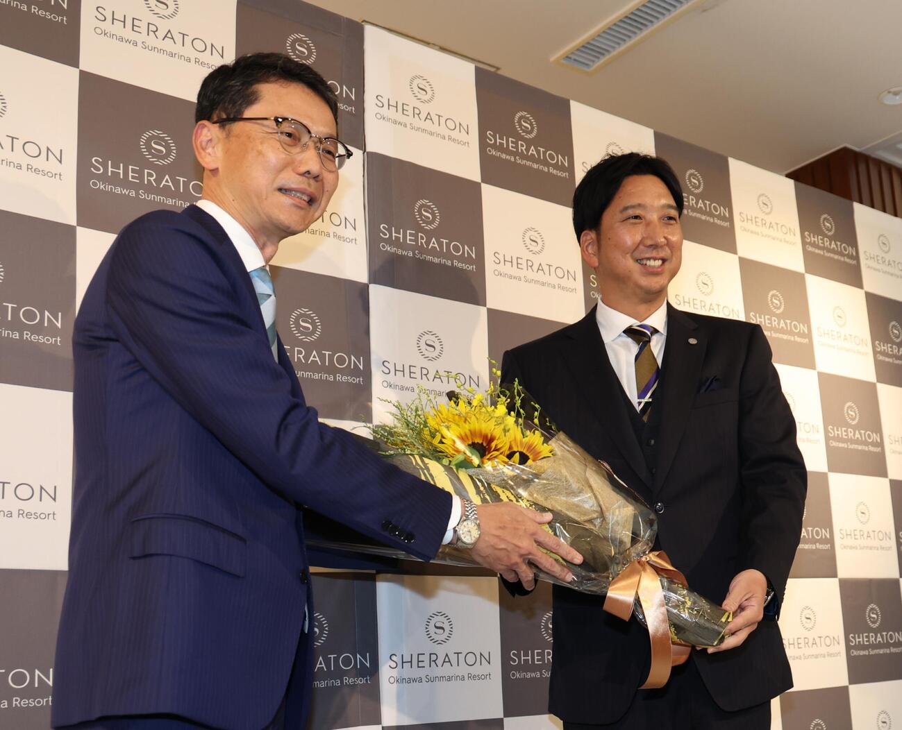 キャンプ宿舎に到着した阪神藤川監督は歓迎の花束を受け取る（撮影・西尾就之）=2026年1月31日