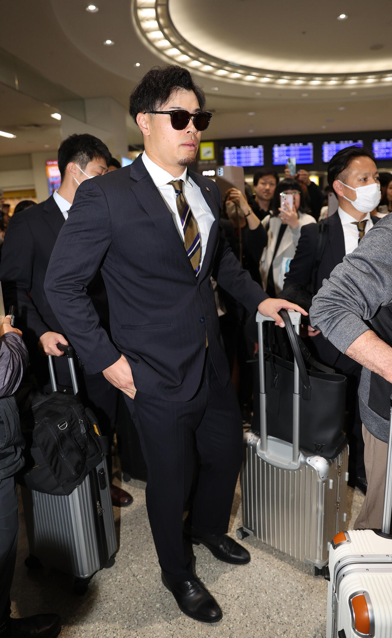 那覇空港に到着した阪神佐藤輝（撮影・上山淳一）