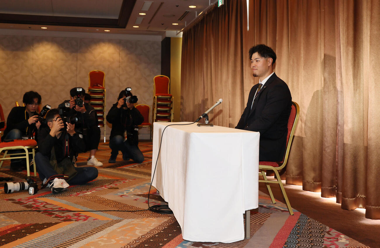 契約を更改し会見する阪神佐藤（撮影・加藤哉）