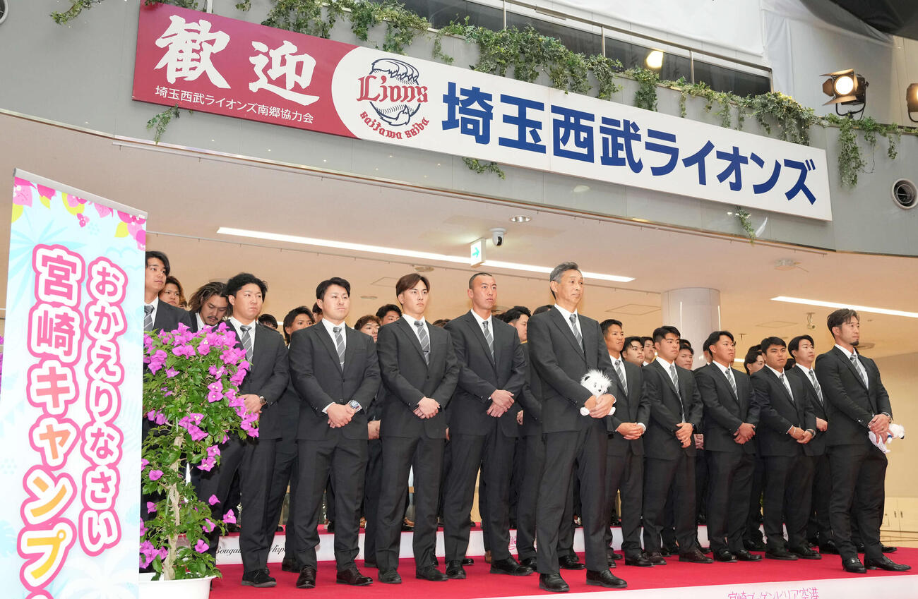 西武宮崎・南郷春季キャンプ　歓迎セレモニーに臨む西武の選手たち（撮影・小島史椰）
