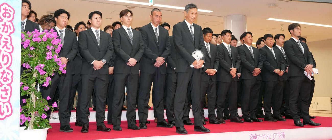 西武宮崎・南郷春季キャンプ　歓迎セレモニーに臨む西武の選手たち（撮影・小島史椰）