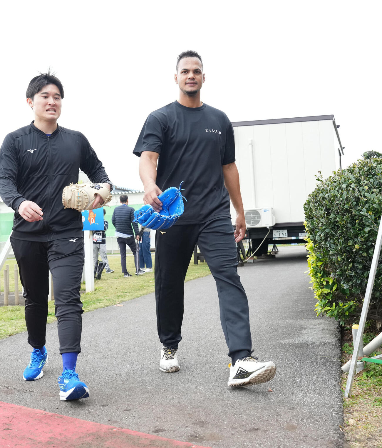 アブレウ（右）はトレーニングを終え引き揚げる（撮影・森本幸一）
