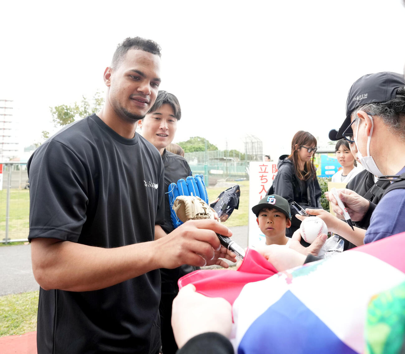 トレーニング後、ファンサービスをするアブレウ（撮影・森本幸一）