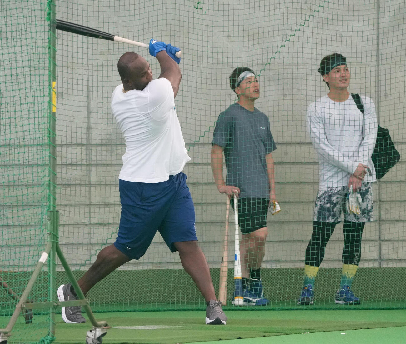 フリー打撃練習をするサノー（左）右から石川昂、岡林（撮影・森本幸一）
