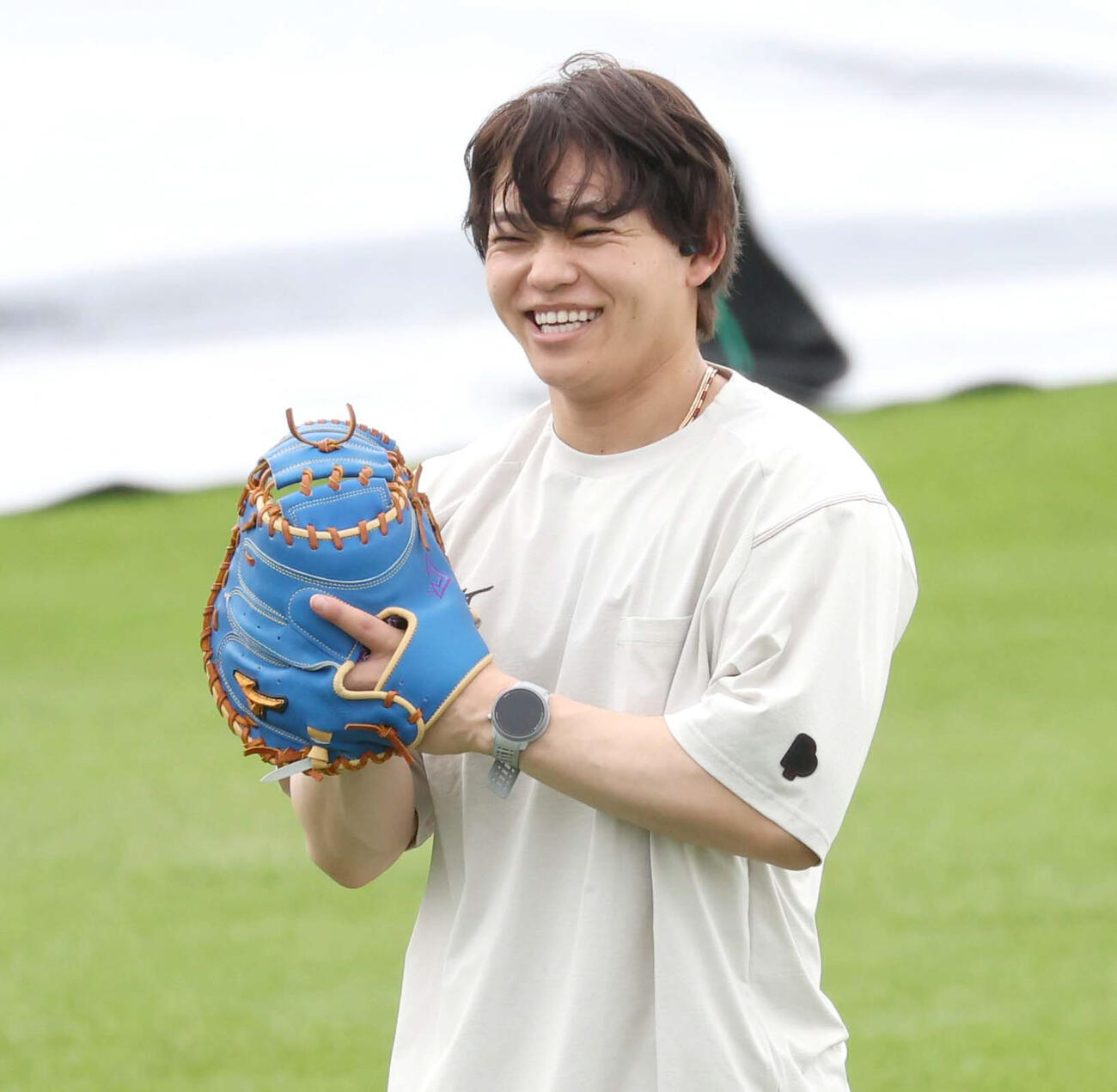 笑顔でキャッチボールする日本ハム田宮（撮影・黒川智章）