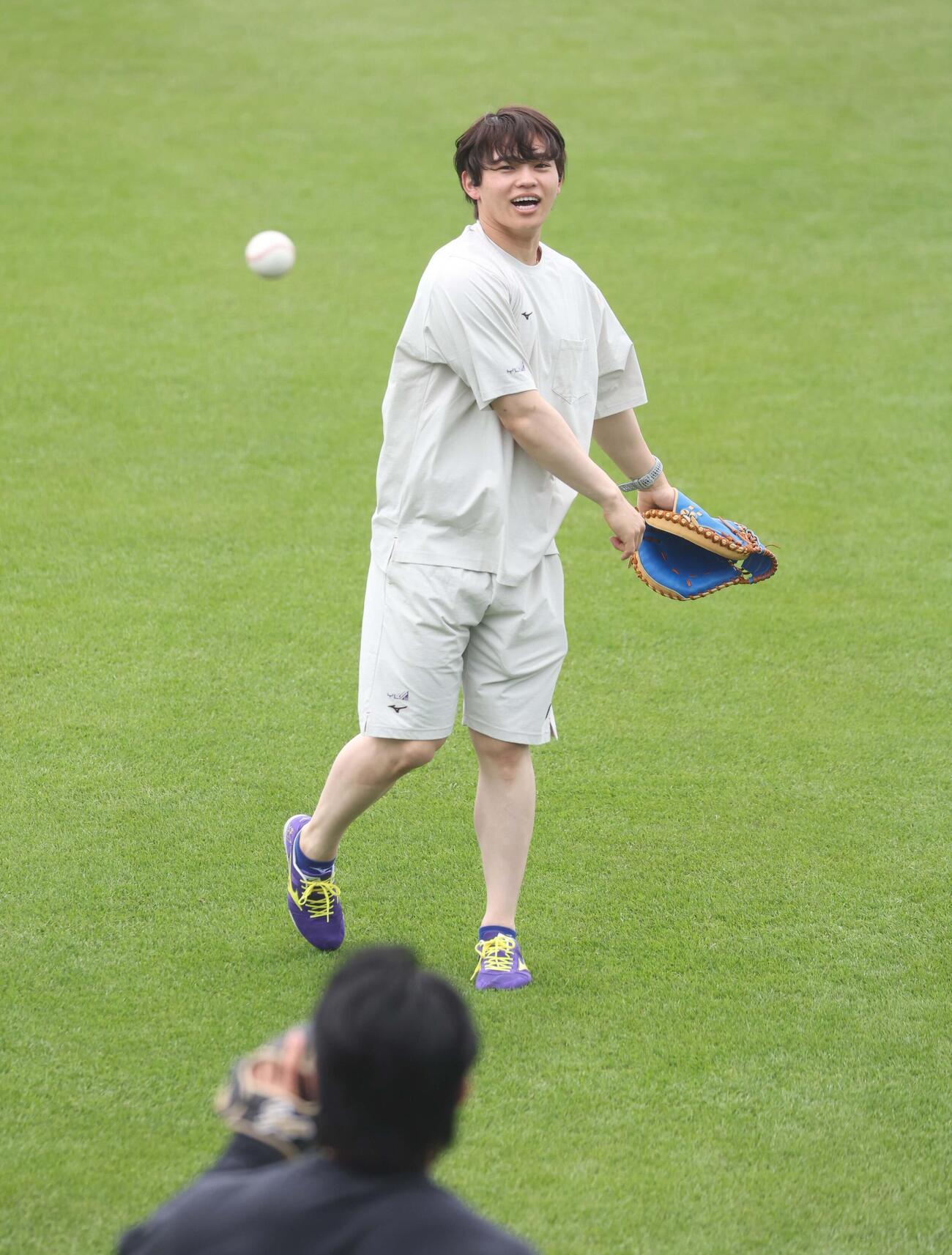 キャッチボールする日本ハム田宮（撮影・黒川智章）