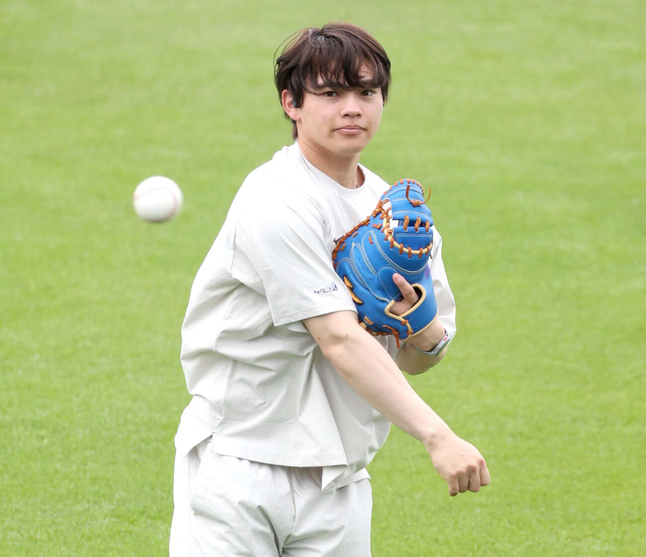キャッチボールする日本ハム田宮（撮影・黒川智章）