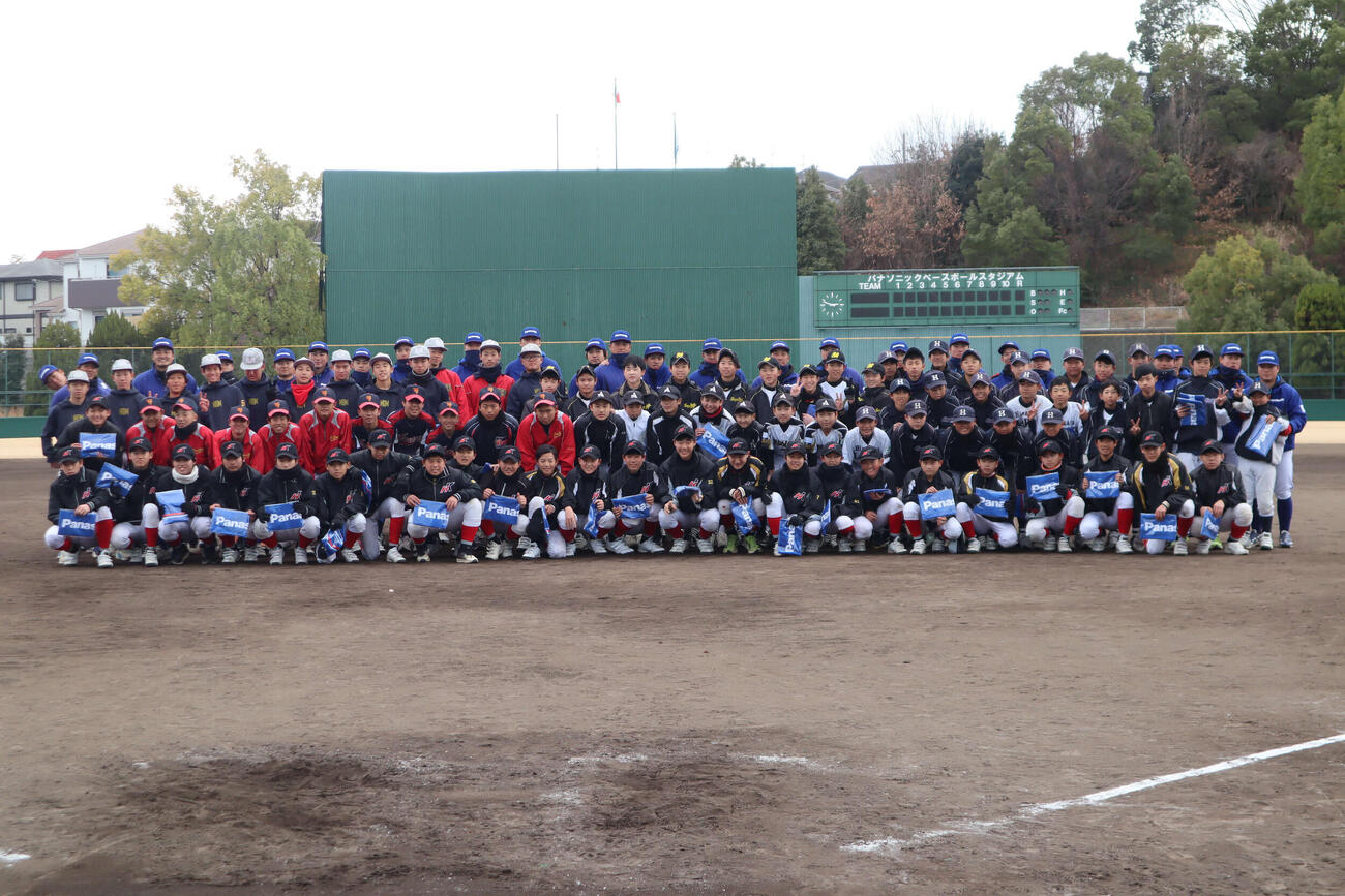 ヤングリーガーとパナソニック野球部の集合写真