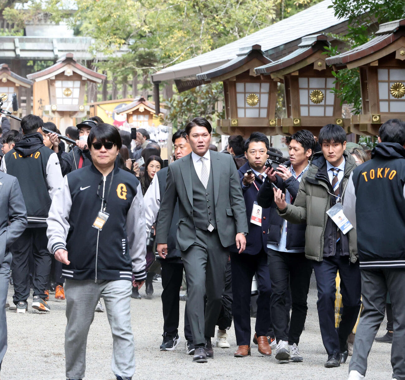 宮崎神宮を参拝し、取材を受けながら引き揚げる巨人坂本勇（撮影・浅見桂子）
