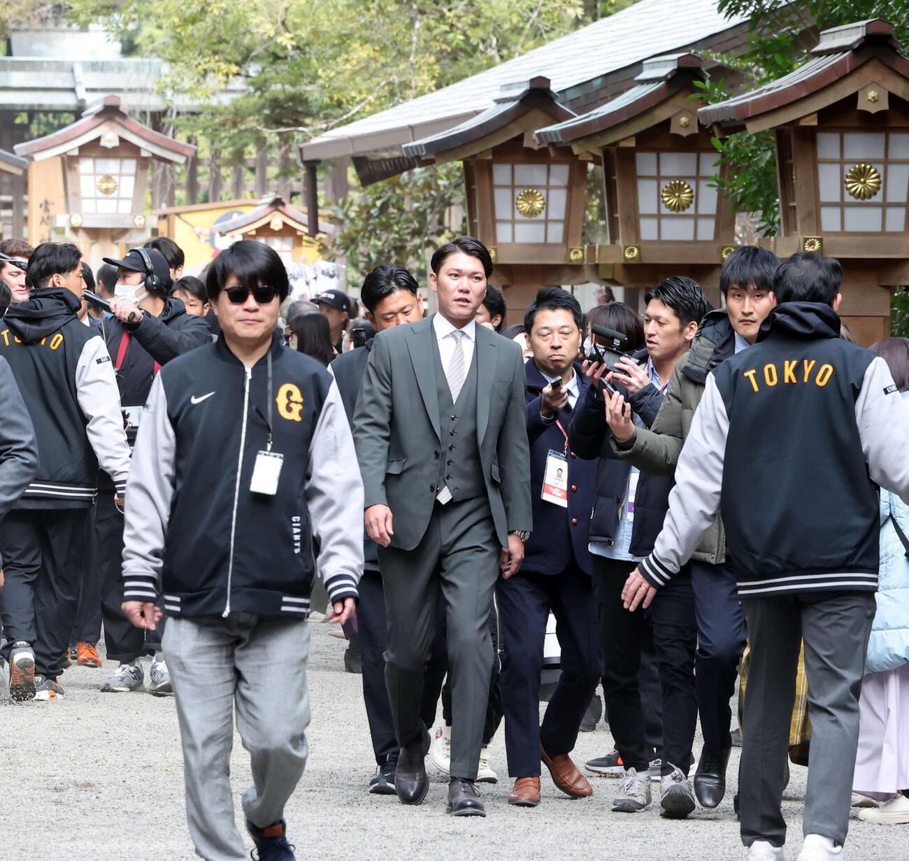 宮崎神宮を参拝し、取材を受けながら引き揚げる巨人坂本勇（撮影・浅見桂子）