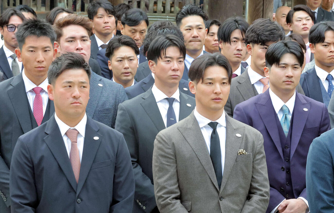 宮崎神宮を参拝した、前列左から巨人岸田、吉川、後列左から戸郷、松本、泉口ら選手たち