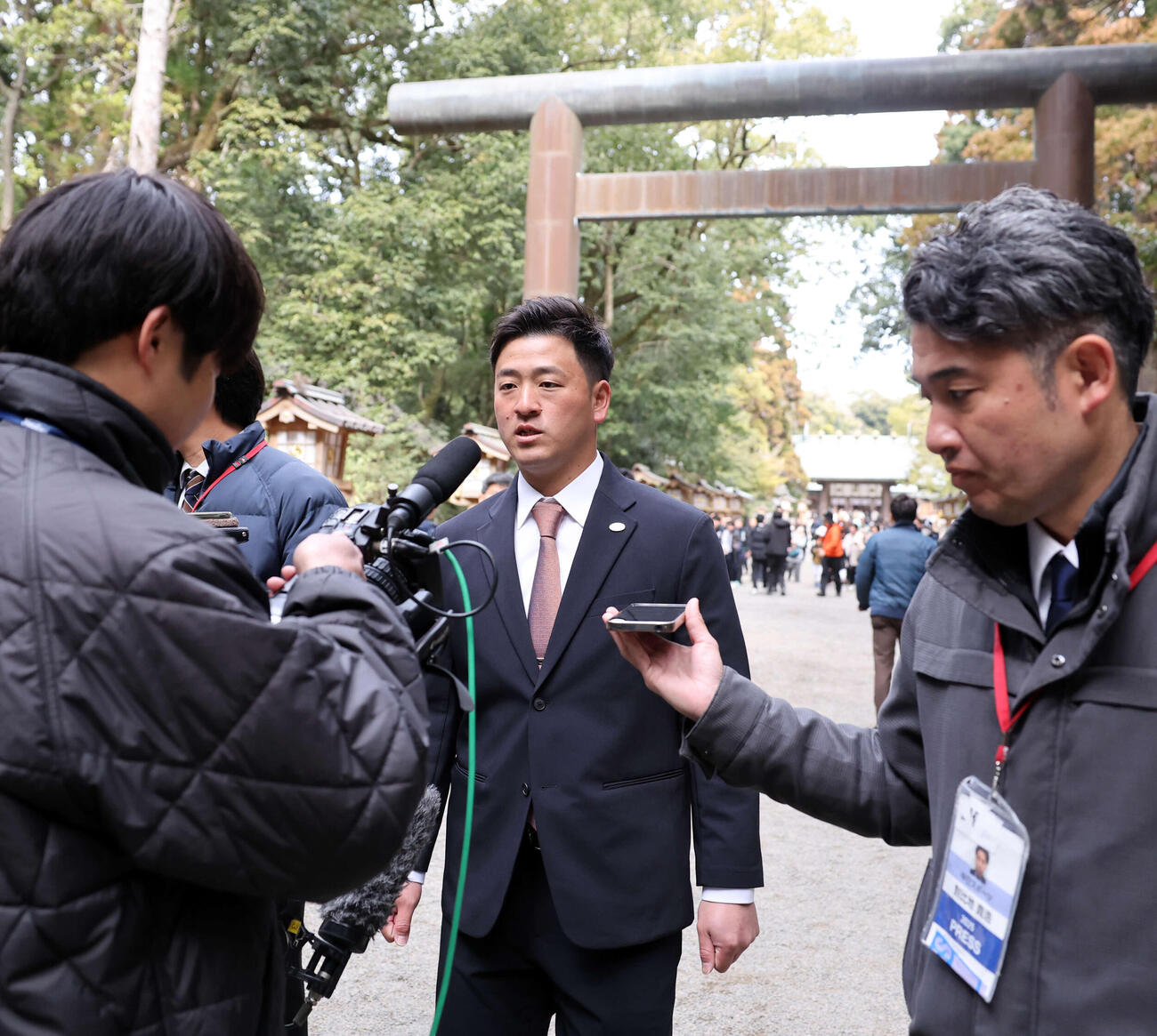 宮崎神宮を参拝後、取材を受ける巨人岸田（撮影・浅見桂子）