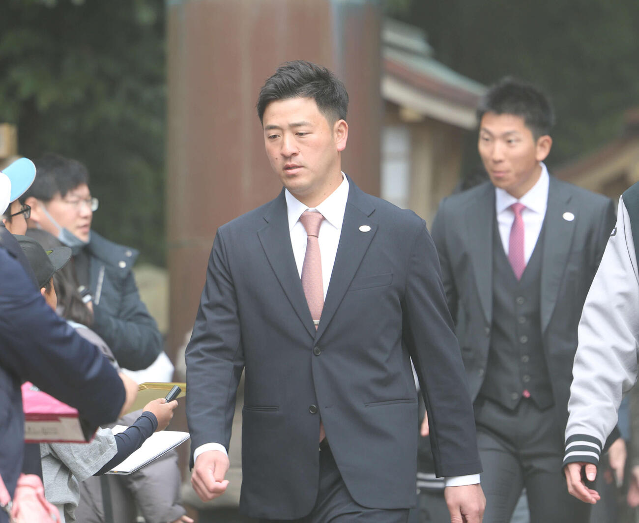 宮崎神宮を参拝し引き上げる巨人岸田（撮影・増田悦実）