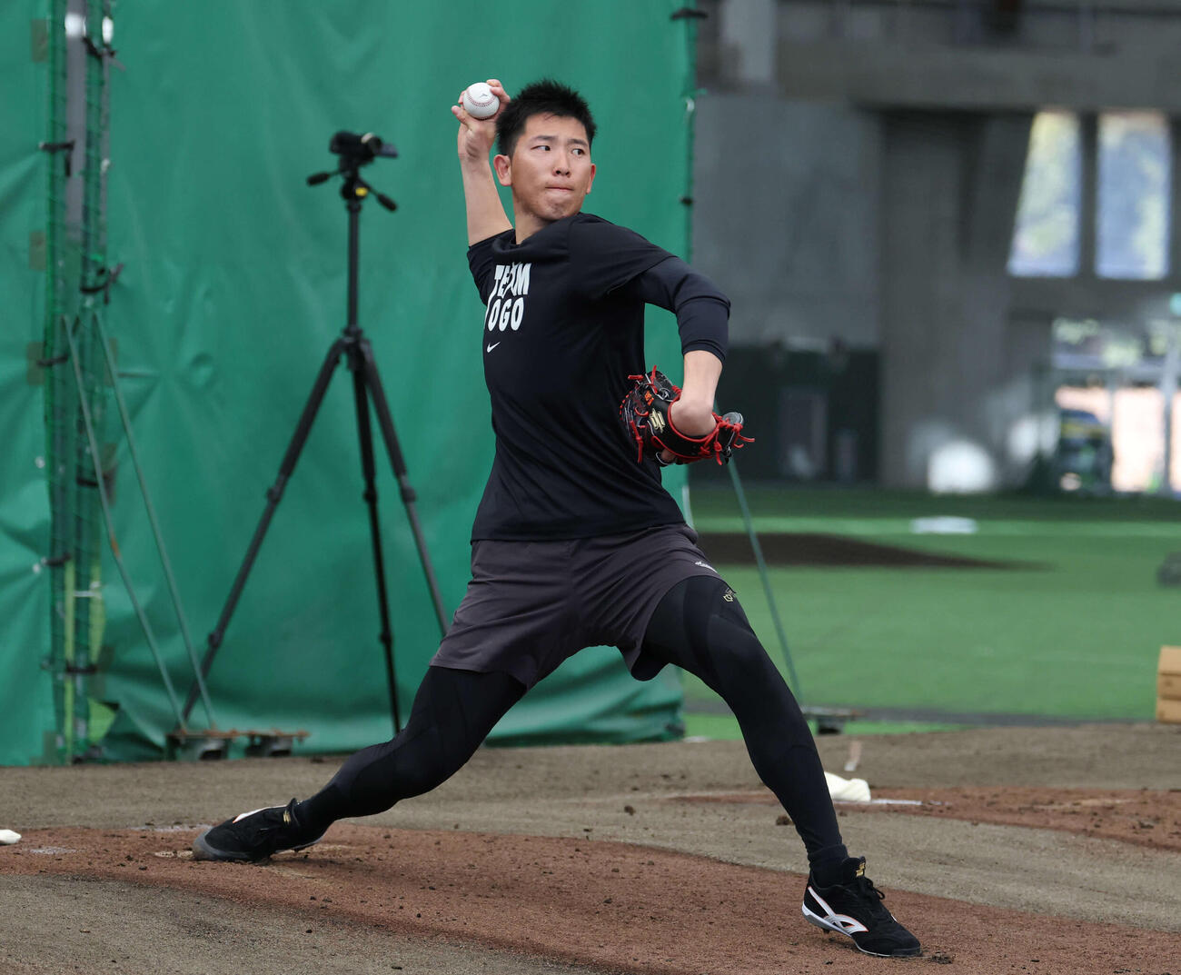 合同自主トレでブルペンに上がる巨人戸郷（2026年1月月撮影）