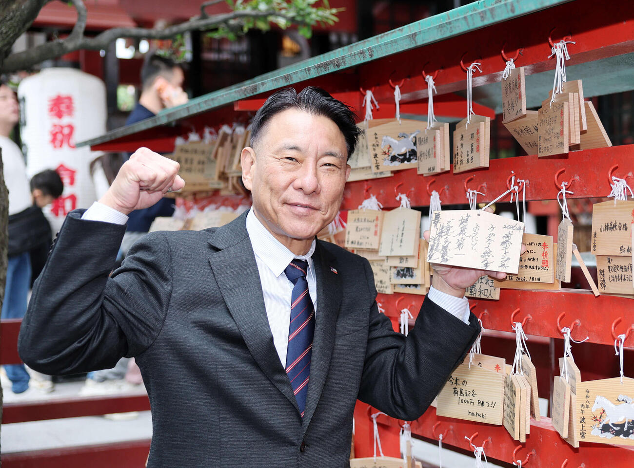 絵馬を手にガッツポーズするヤクルト池山監督（撮影・鈴木正人）　