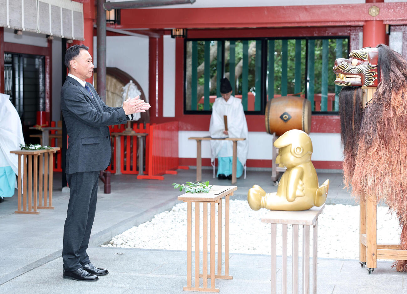 波上宮で参拝するヤクルト池山監督（撮影・鈴木正人）　