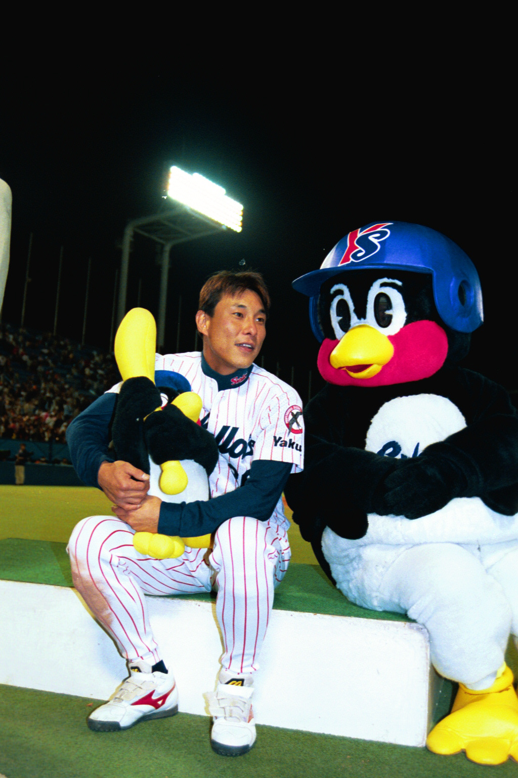 現役時代の池山監督とつば九郎（2000年撮影）