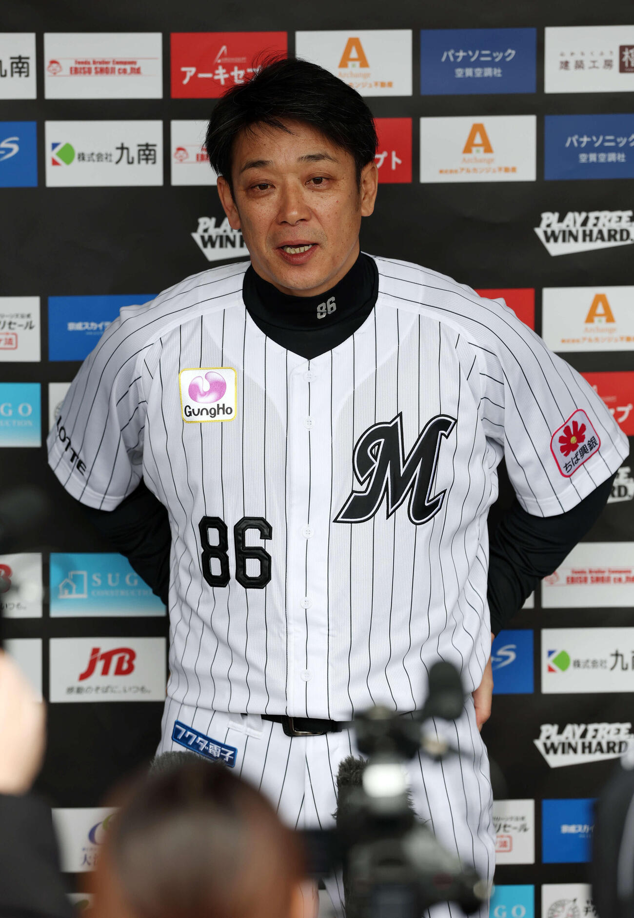 囲み取材に答えるロッテのサブロー監督（撮影・宮地輝）