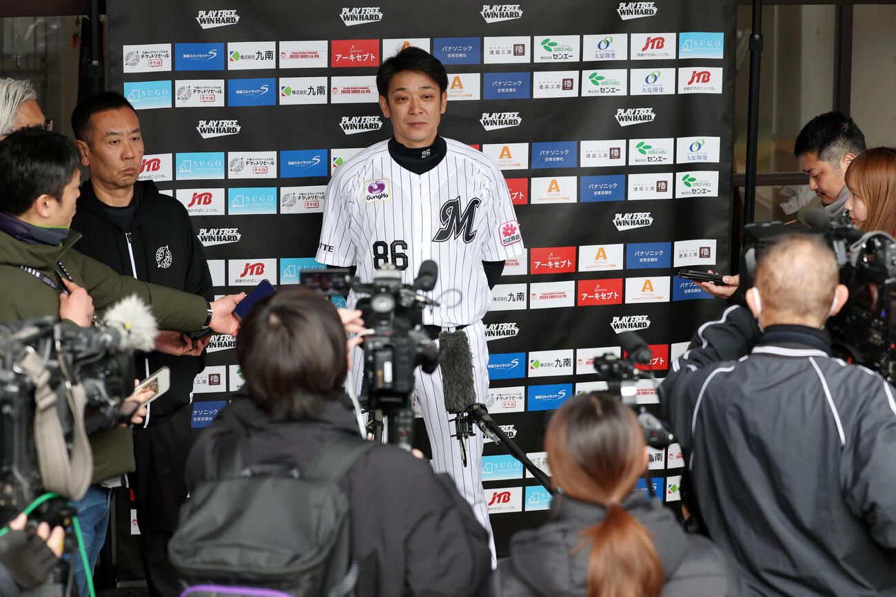 囲み取材に答えるロッテのサブロー監督（撮影・宮地輝）