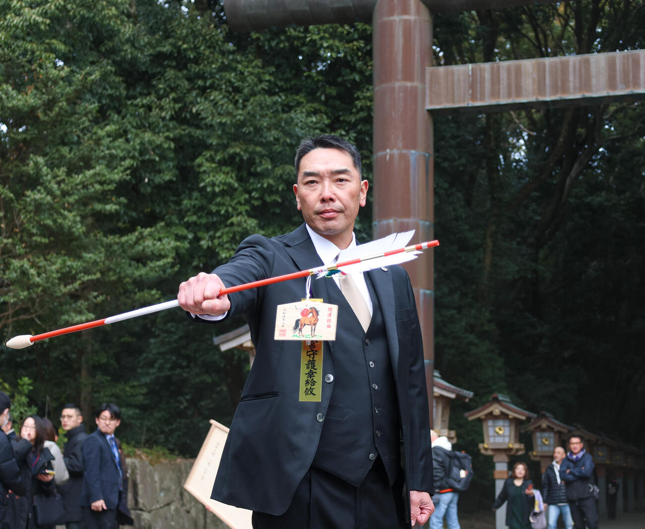 宮崎神宮の前でポーズを決める巨人阿部慎之助監督（撮影・増田悦実）