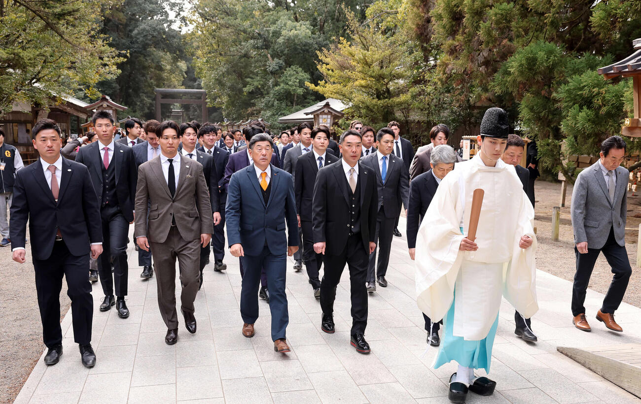 キャンプ入りを前に宮崎神宮に参拝する阿部監督（中央右）ら巨人の選手たち（撮影・浅見桂子）