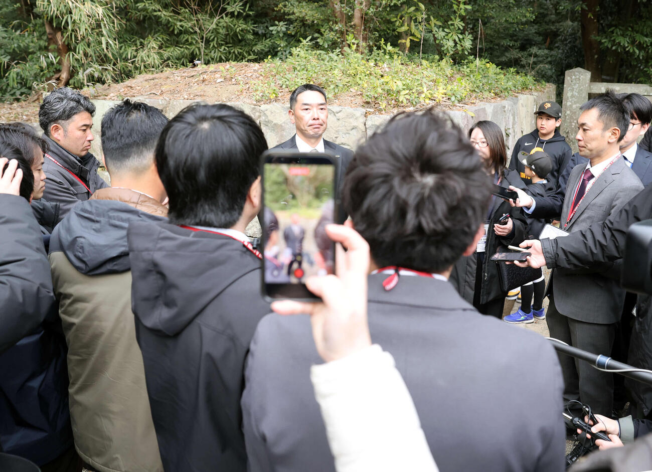 宮崎神宮参拝後、報道陣の質問に答える巨人阿部監督（中央）（撮影・浅見桂子）