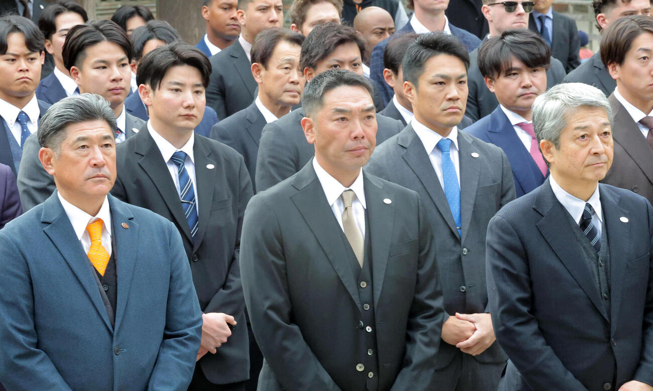 宮崎神宮を参拝した阿部監督（中央）ら巨人の選手たち