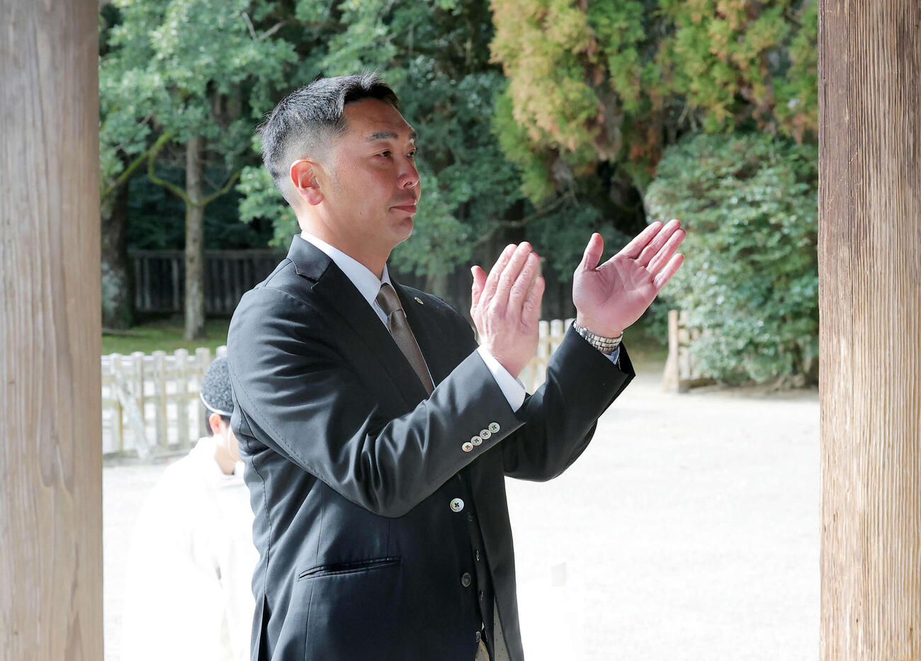 宮崎神宮を参拝し、柏手を打つ巨人阿部監督
