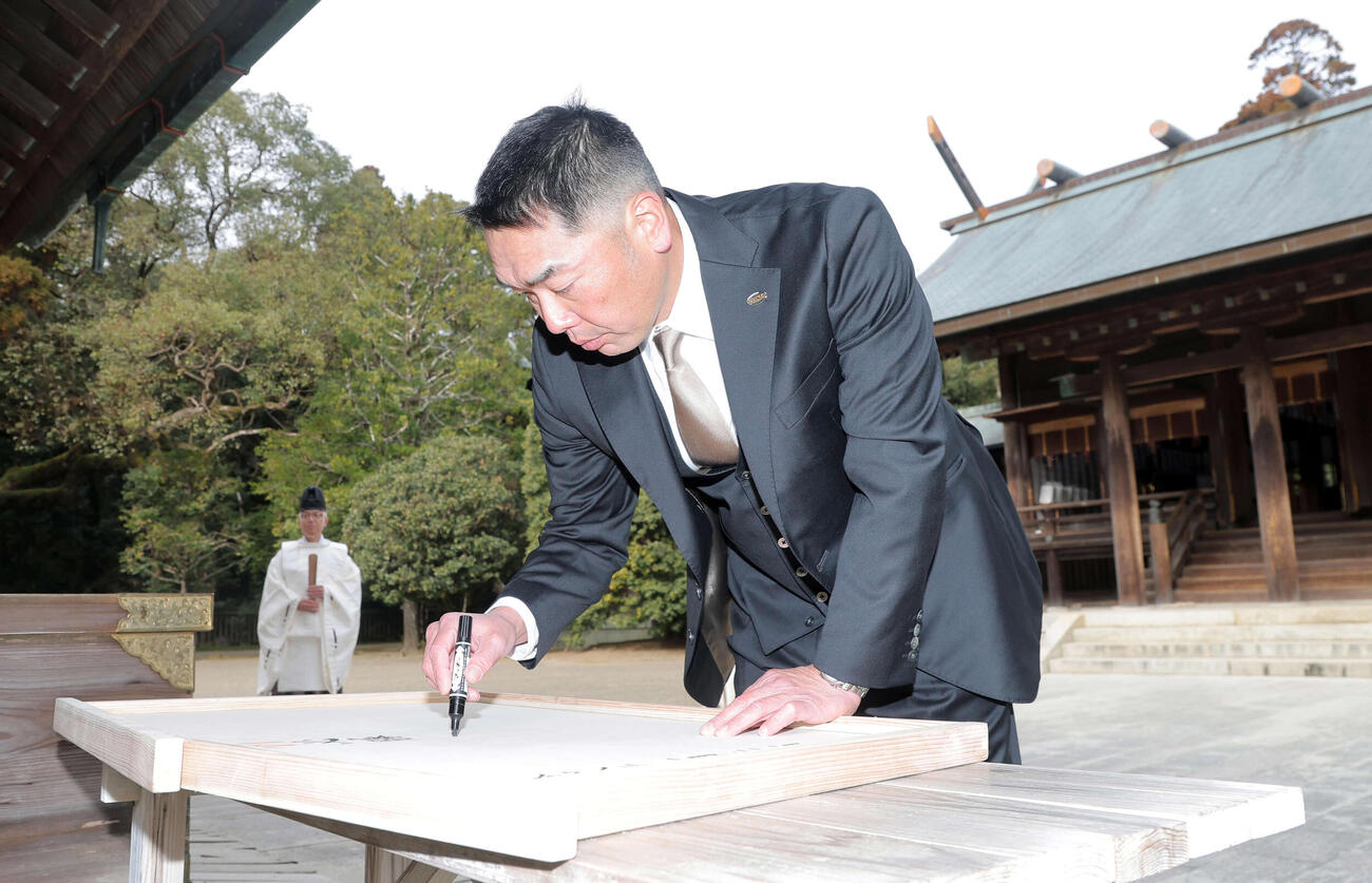 宮崎神宮を参拝し、大絵馬に名前を記す巨人阿部監督
