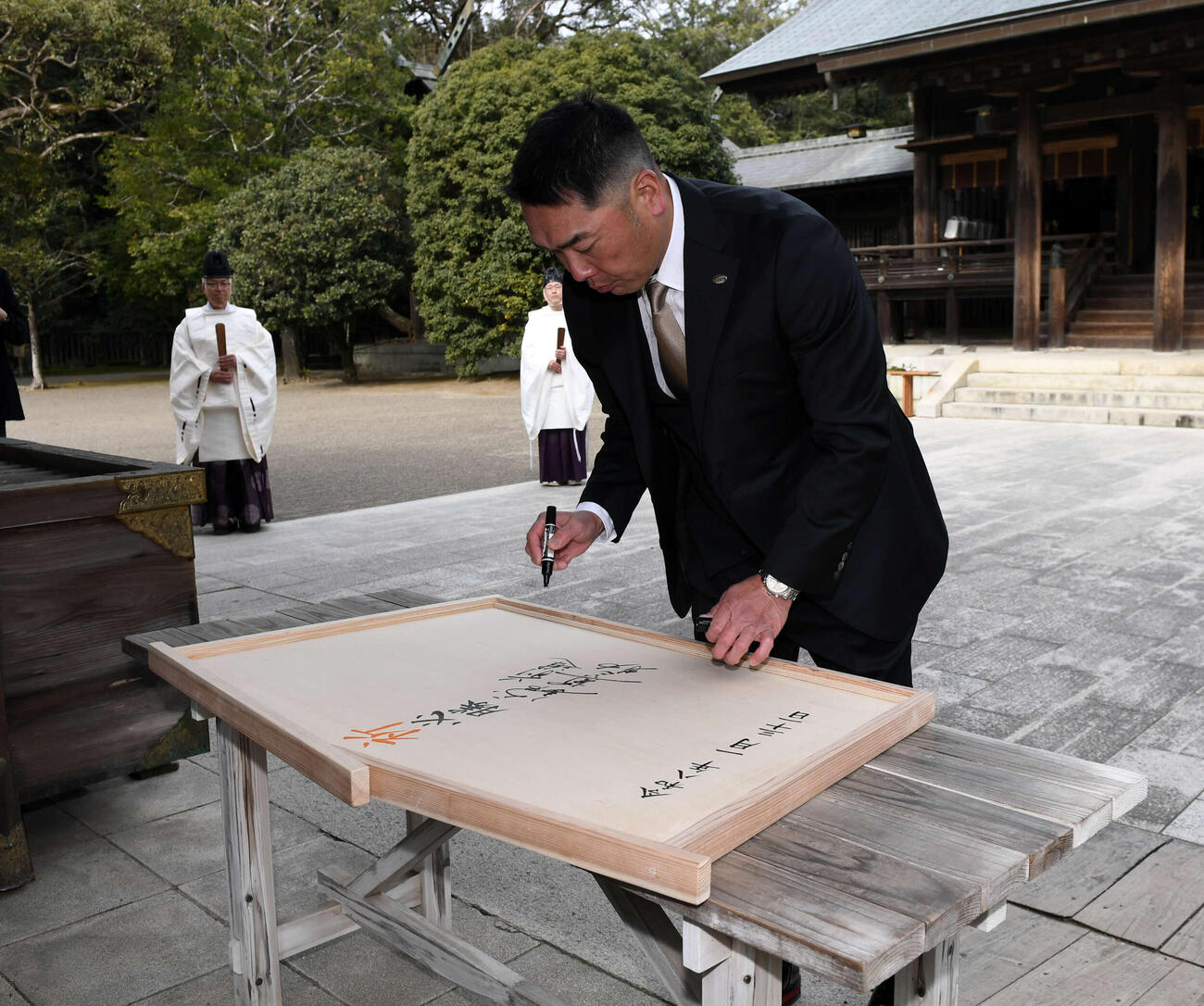 宮崎神宮を参拝し、大絵馬に名前を入れる巨人阿部監督