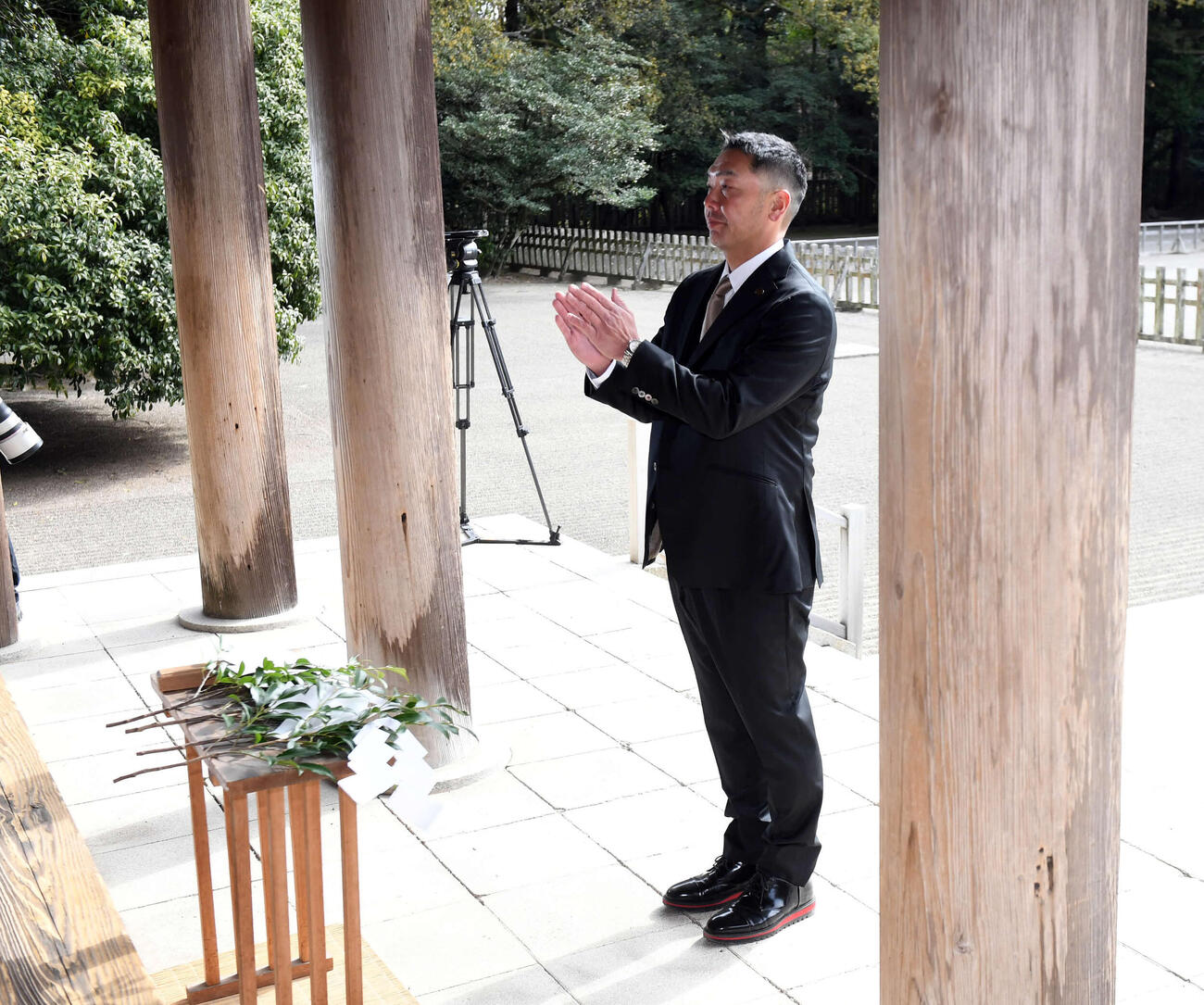 宮崎神宮を参拝し、柏手を打つ巨人阿部監督