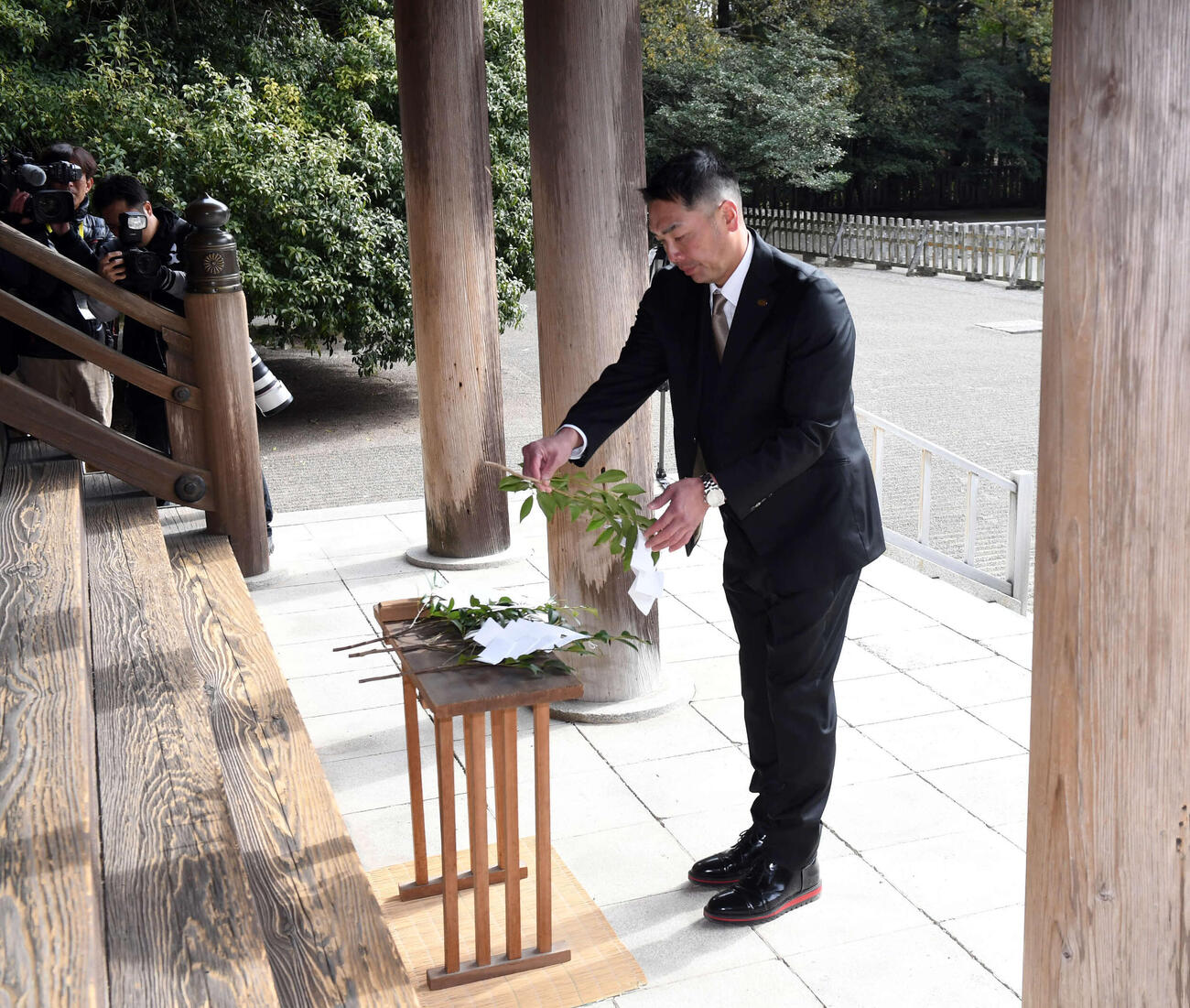 宮崎神宮を参拝し、玉串を奉納する巨人阿部監督