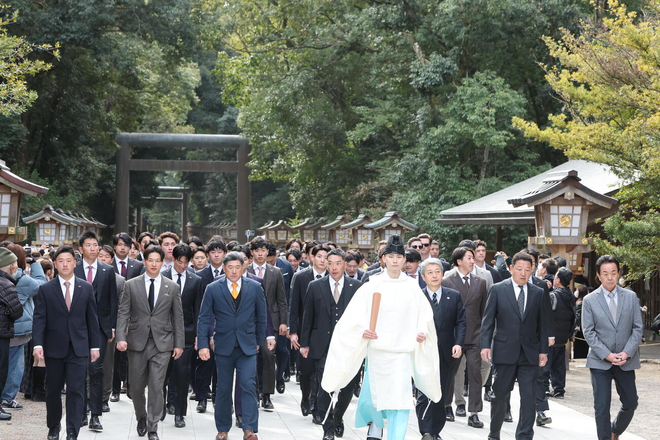 宮崎神宮に参拝する阿部監督(中央)ら巨人の選手たち(撮影・浅見桂子)