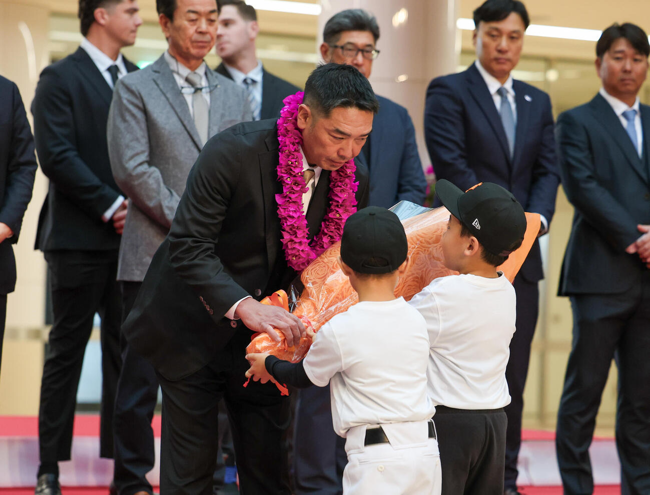 歓迎セレモニーで子供たちから花束を受け取る巨人阿部監督（撮影・増田悦実）