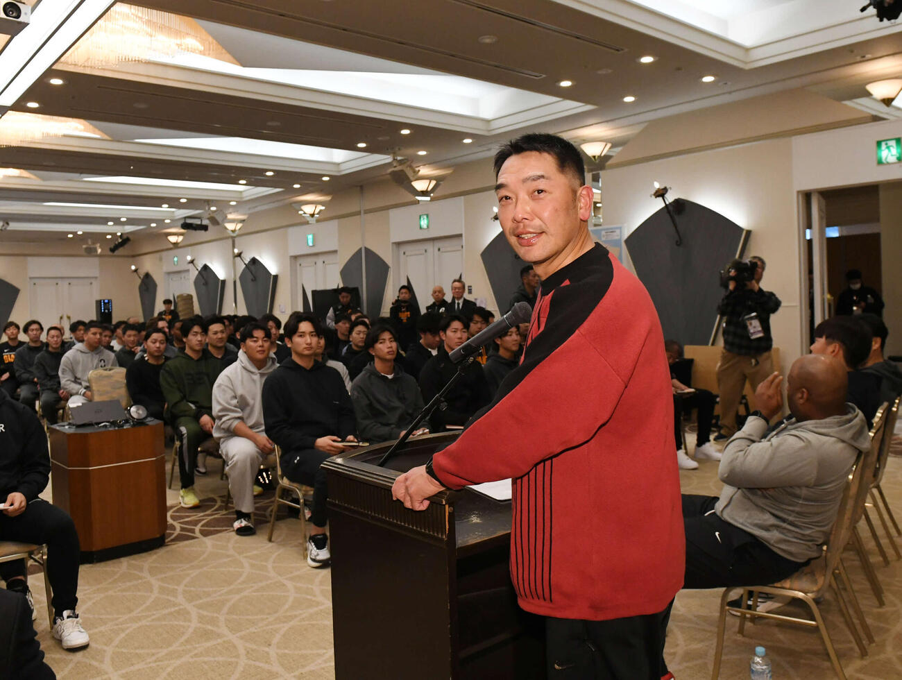 全体ミーティングで話をする巨人阿部監督