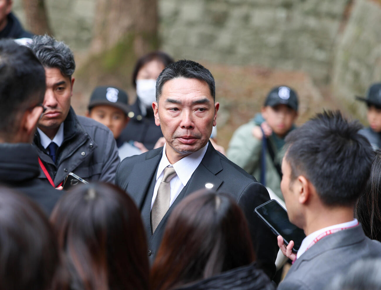 宮崎神宮参拝後、囲み取材を受ける巨人阿部監督（撮影・増田悦実）