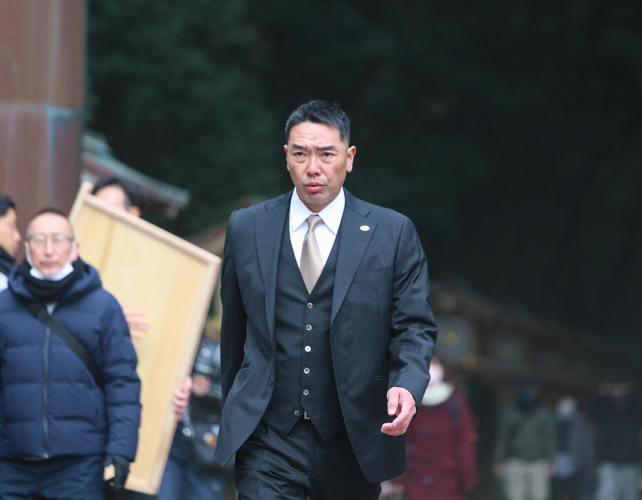 宮崎神宮参拝後、引き上げる巨人阿部監督（撮影・増田悦実）