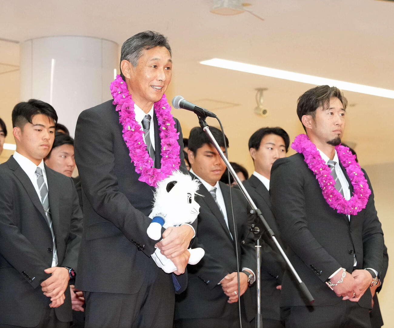 宮崎空港に到着し歓迎セレモニーであいさつする西武西口監督（左）（撮影・小島史椰）