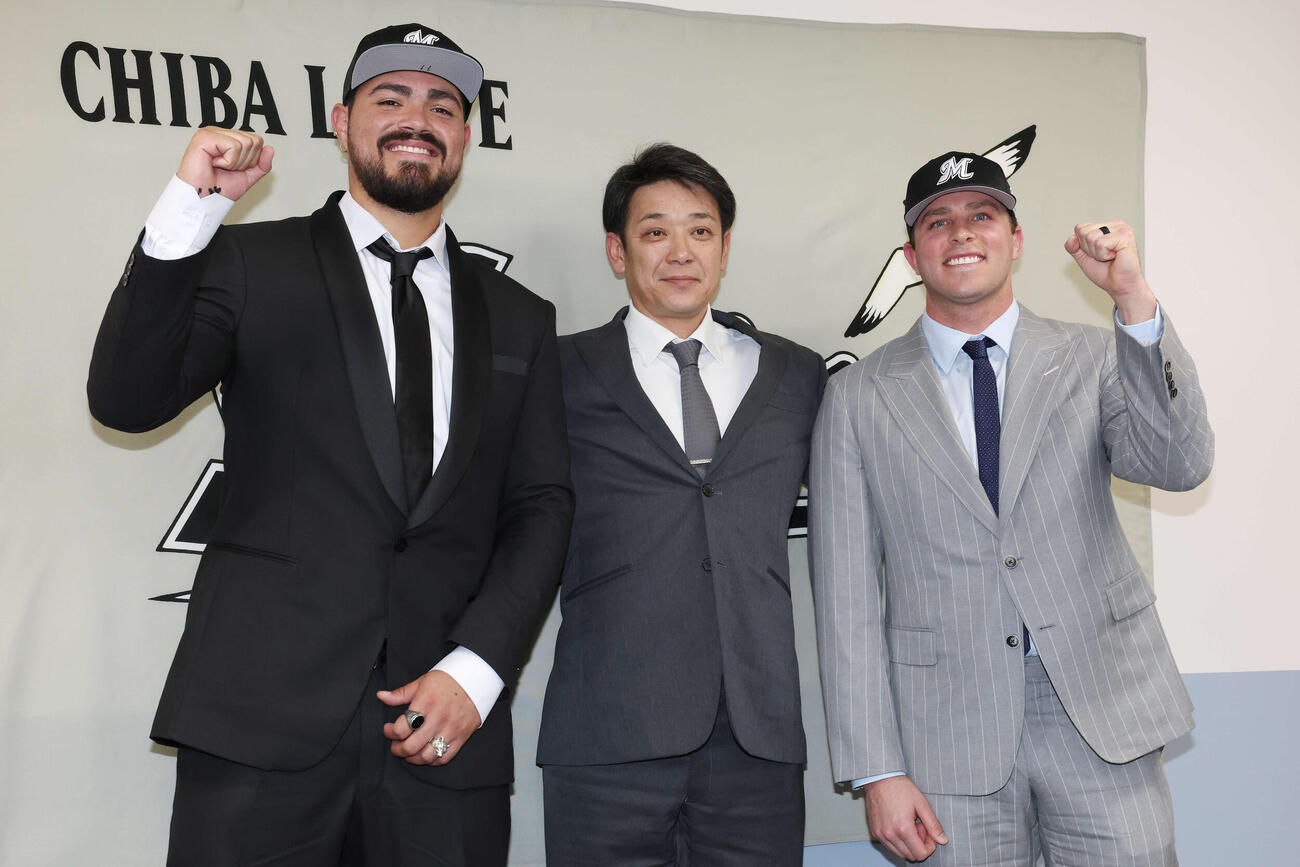 入団会見でロッテのサブロー監督（中央）と笑顔で記念撮影するカスティーヨ（左）とロング（撮影・宮地輝）