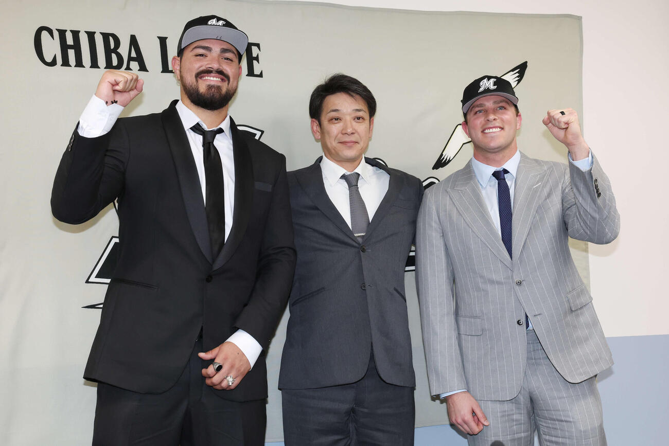 入団会見でロッテのサブロー監督（中央）と笑顔で記念撮影するカスティーヨ（左）とロング（撮影・宮地輝）
