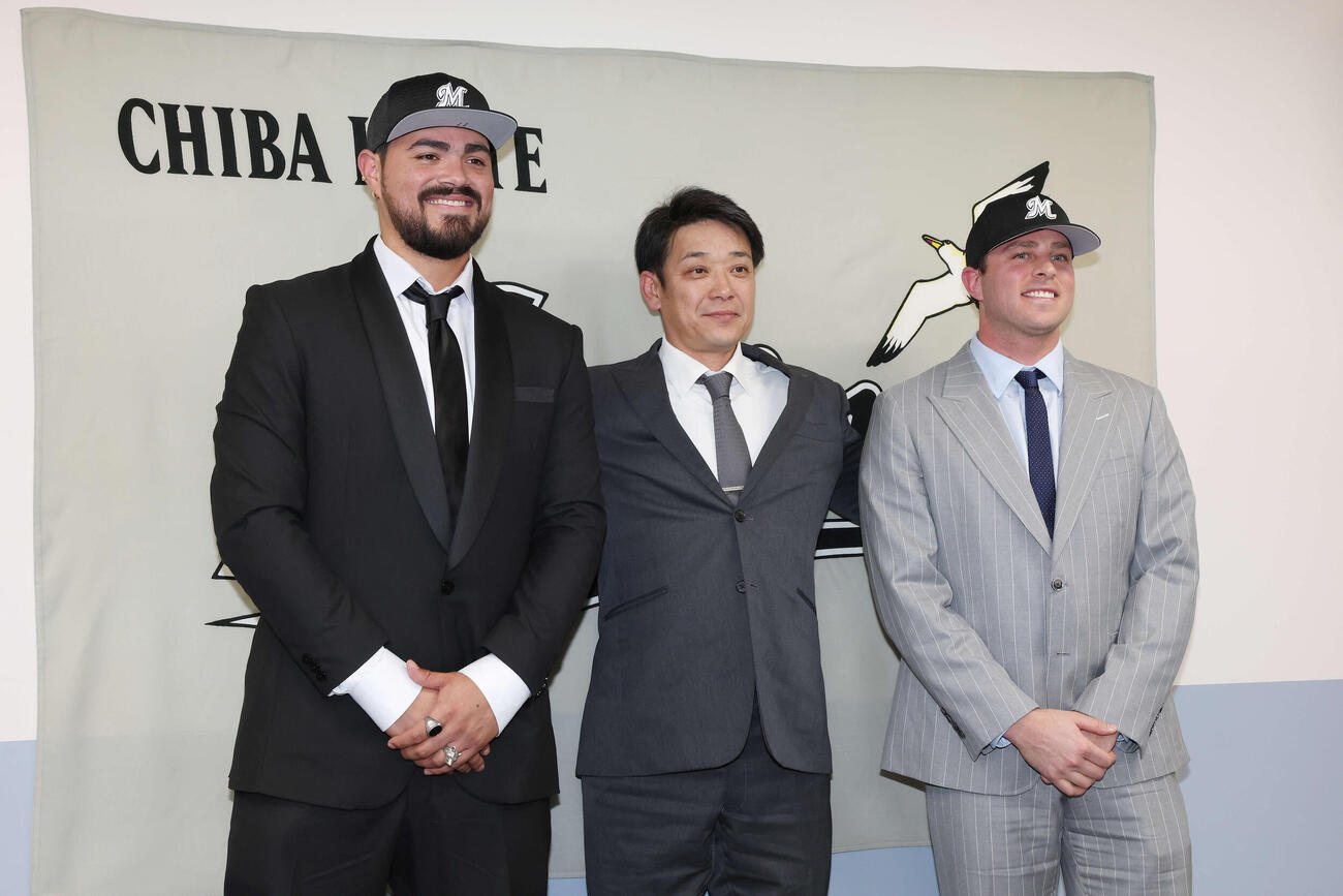 入団会見でロッテのサブロー監督（中央）と笑顔で記念撮影するカスティーヨ（左）とロング（撮影・宮地輝）