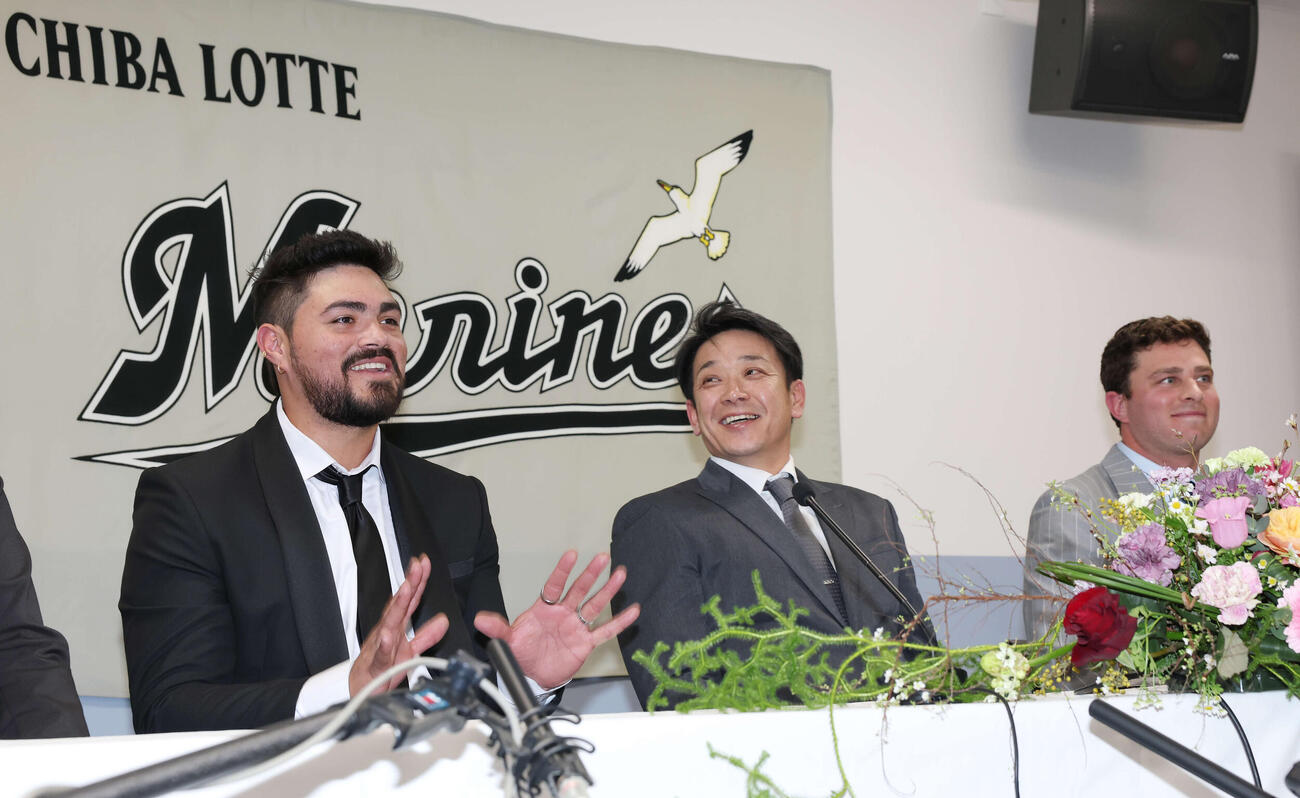 入団会見で笑顔を見せるロッテのカスティーヨ（左）、サブロー監督（中央）、ロング（撮影・宮地輝）